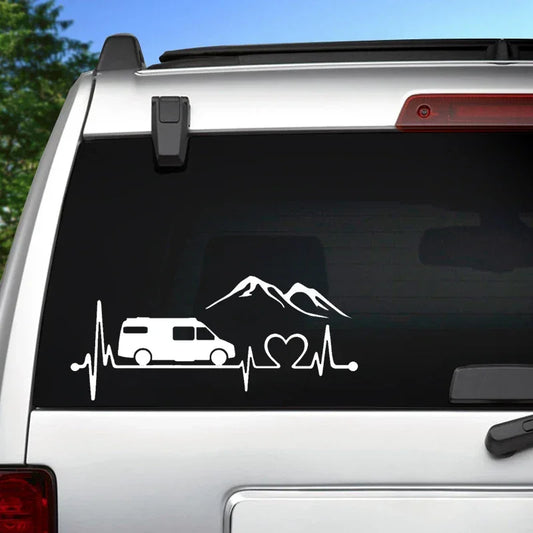 Calcomanía blanca de caravana, montañas y línea de corazón en cristal trasero de auto.