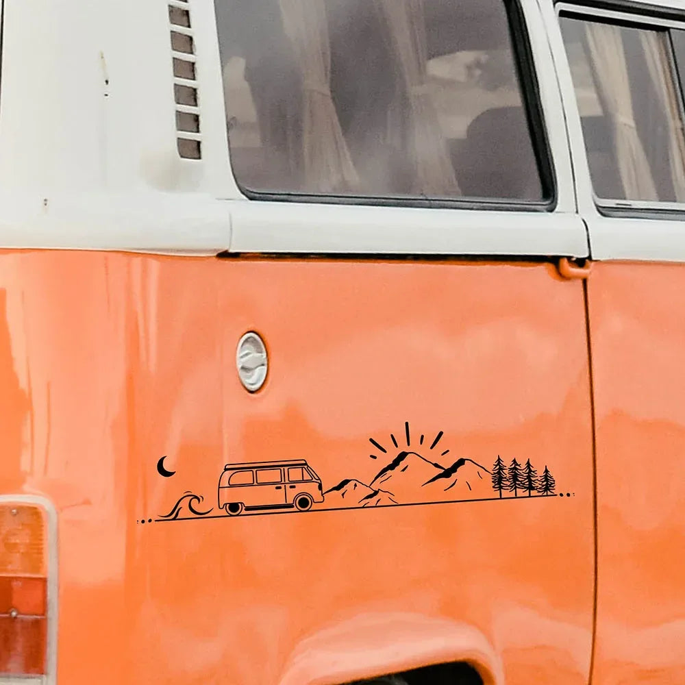Pegatina minimalista de camper sobre furgoneta naranja con montañas, sol y árboles