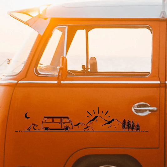 Furgoneta naranja con calcomanía de montaña, árboles y sol al atardecer, estilo camper
