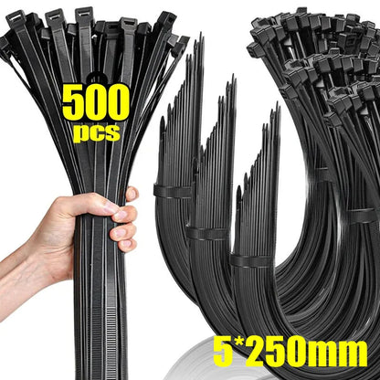 Mano sosteniendo paquete de 500 bridas negras de nylon, tamaño 5x250mm