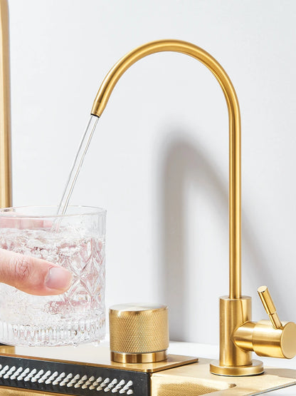 Évier de cuisine haut de gamme avec robinet cascade et accessoires intégrés 