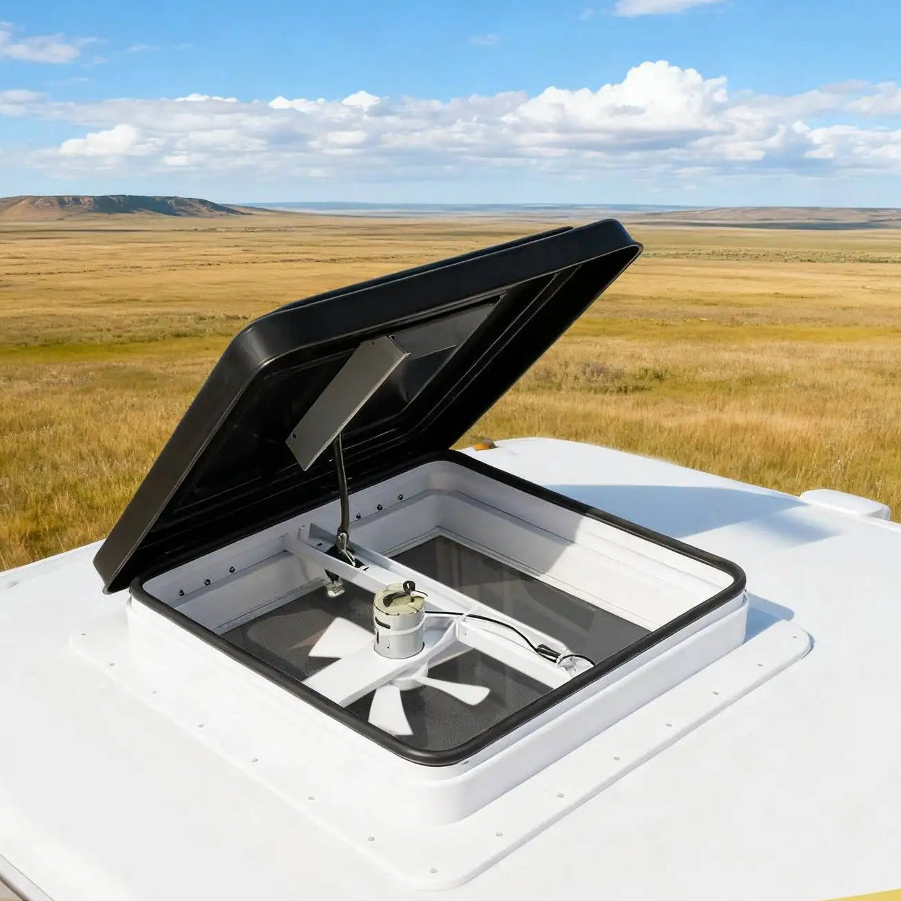 Puits de lumière de toit 14x14" pour VR – Ventilateur intégré pour la circulation de l'air dans les caravanes et les camping-cars